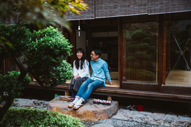 Joven pareja japonesa pasar tiempo en su casa