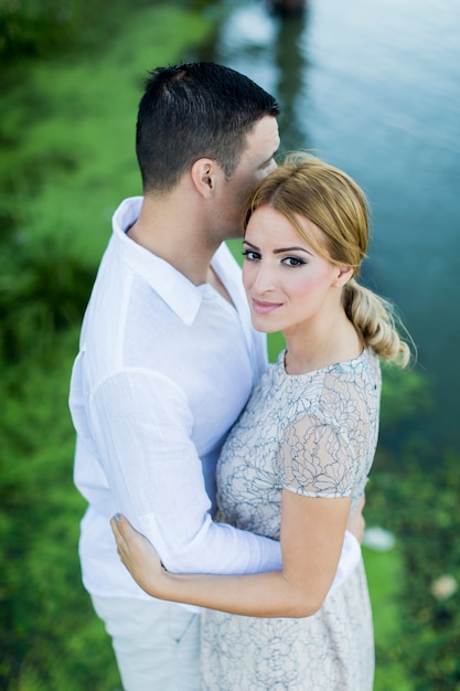 Joven pareja junto al río