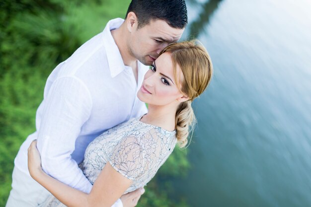 Foto joven pareja junto al río