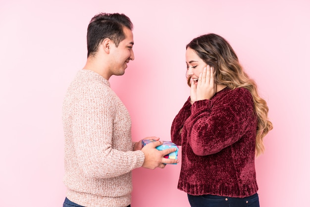 Joven pareja latina con un regalo