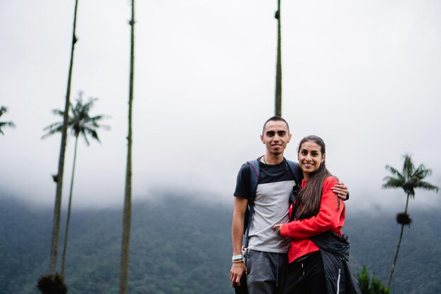 Joven pareja latina de la región en salento quindio colombia disfrutando del espacio de la copia de la palma de cera