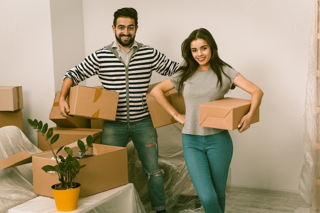 Joven pareja se muda a una casa nueva con muchas cajas