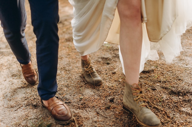 Una joven pareja de novias caminando en el bosque de pinos