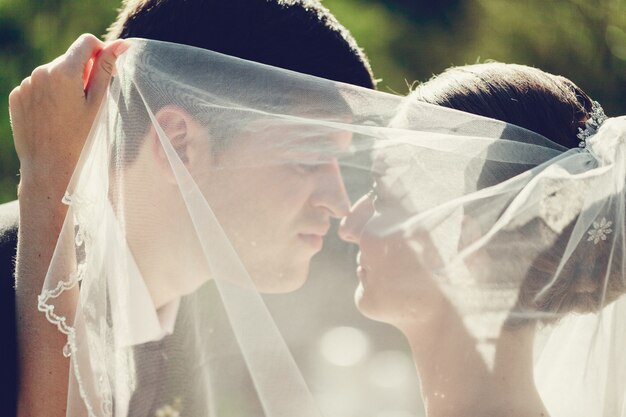 Foto joven pareja de novios disfrutando de momentos románticos al aire libre de cerca