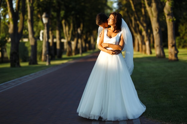 Joven pareja de novios disfrutando de momentos románticos Concepto de amor de relación Juntos Familia joven