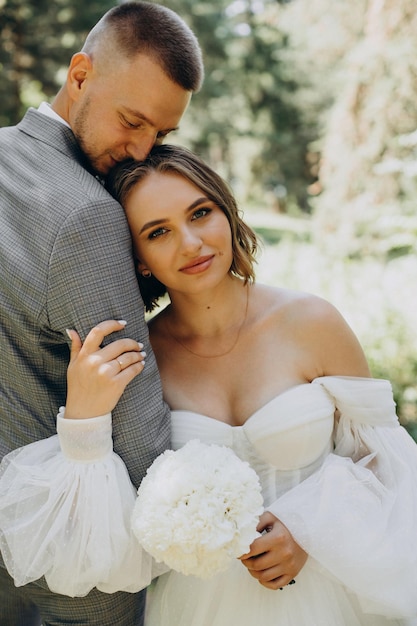 Joven pareja de novios con sesión de fotos en el bosque