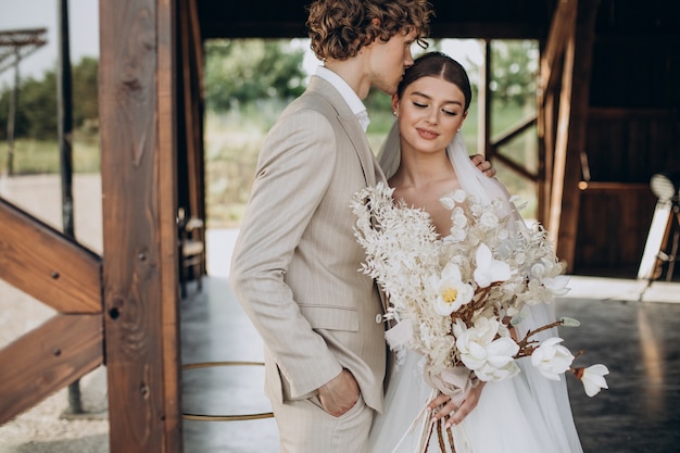 Joven pareja de novios en su boda