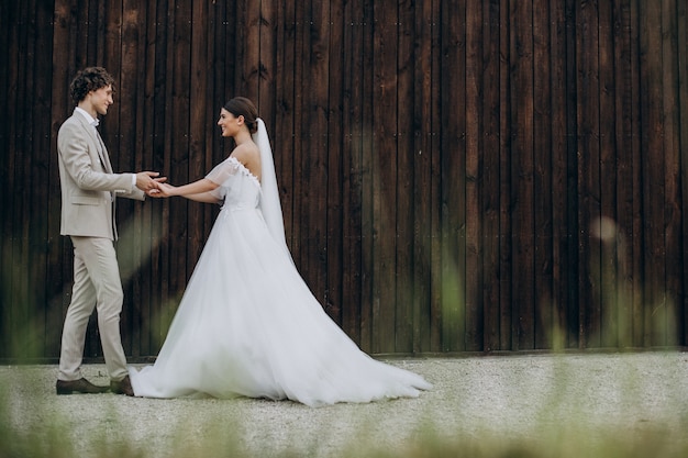 Joven pareja de novios en su boda