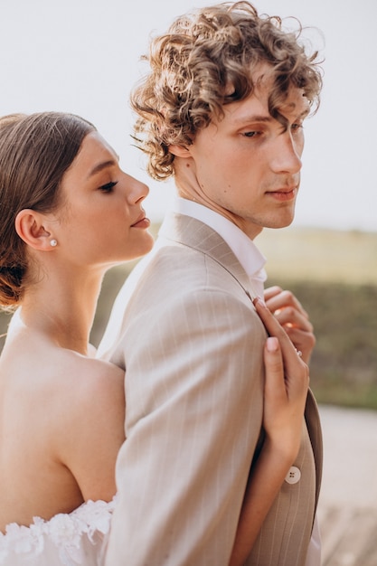 Joven pareja de novios en su boda