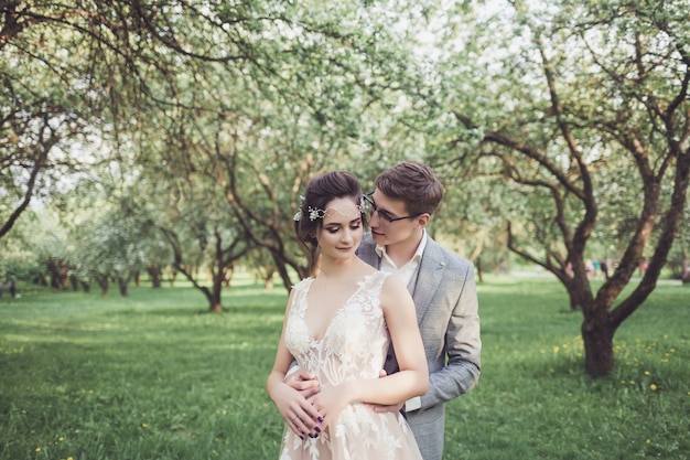 Joven pareja de novios