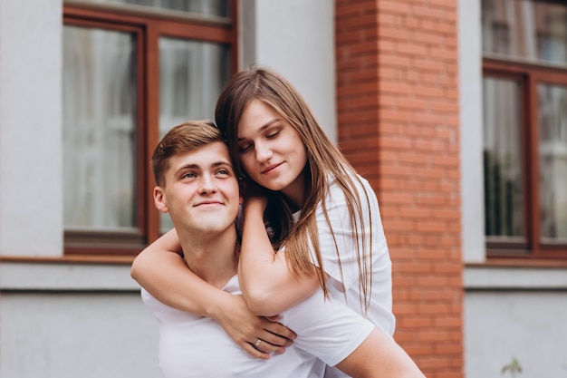 Una joven pareja pasea por la ciudad.