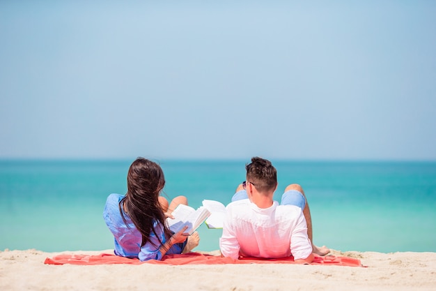 Joven pareja en la playa blanca en vacaciones de verano