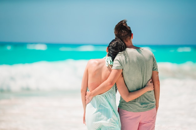 Joven pareja en la playa blanca durante las vacaciones de verano.