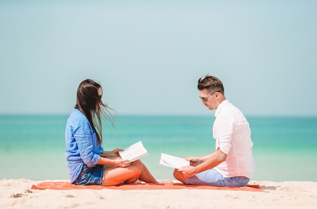 Joven pareja en la playa blanca durante las vacaciones de verano.