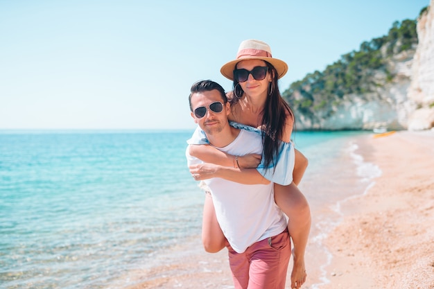 Foto joven pareja en la playa blanca durante las vacaciones de verano.