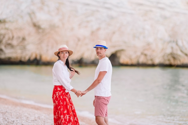 Joven pareja en la playa blanca durante las vacaciones de verano.