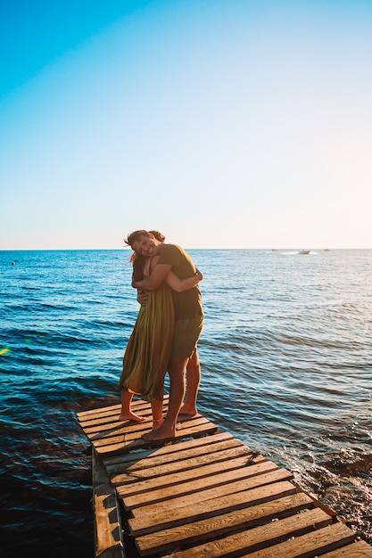 Foto joven pareja en la playa blanca durante las vacaciones de verano.