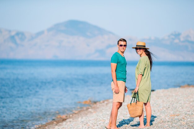 Joven pareja en la playa blanca durante las vacaciones de verano.