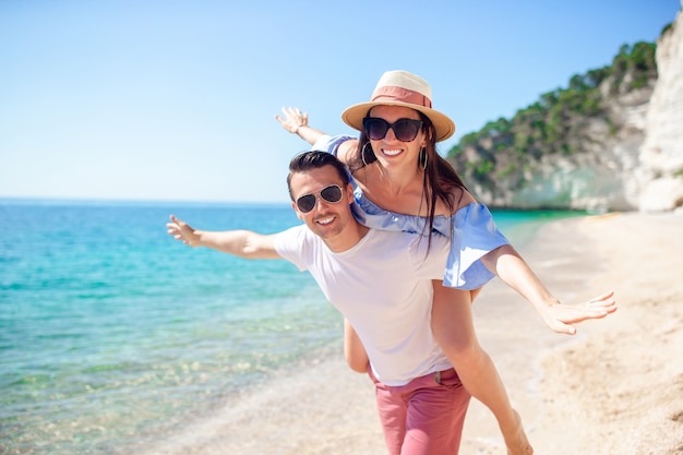 Joven pareja en la playa blanca en vacaciones de verano