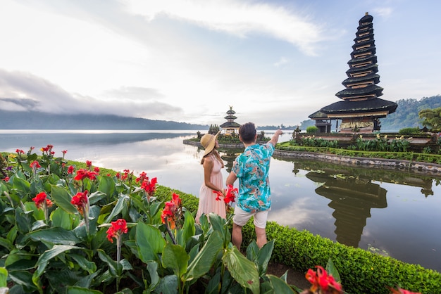 Foto joven pareja en el pura ulun danu bratan, bali