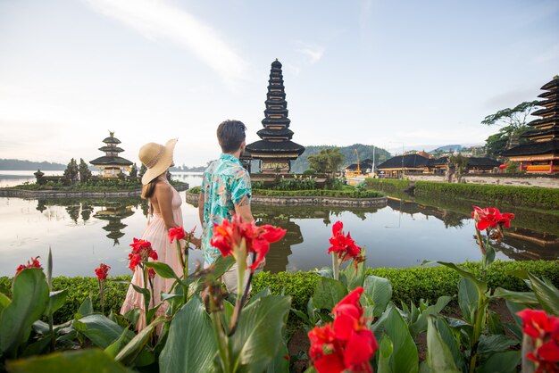 Joven pareja en el Pura Ulun Danu Bratan, Bali