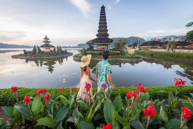 Joven pareja en el Pura Ulun Danu Bratan, Bali