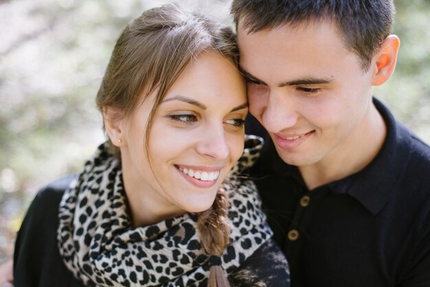 Joven pareja en el retrato de amor, de cerca con efecto de enfoque suave.