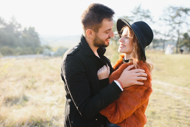 Joven pareja romántica en el amor relajándose al aire libre en el parque