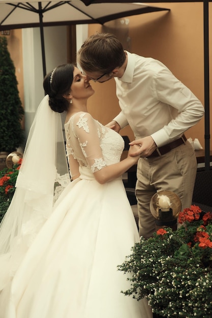 Joven pareja romántica celebrando su matrimonio