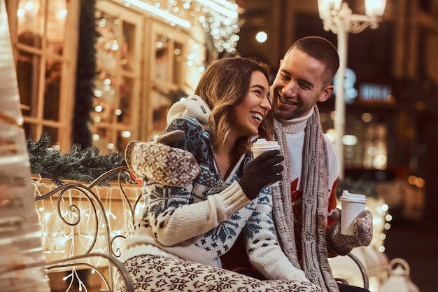 Joven pareja romántica en Navidad, disfrutando pasar tiempo juntos