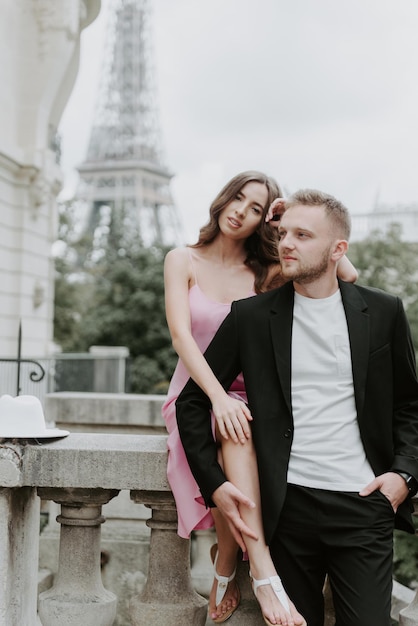 Joven pareja romántica pasando sus vacaciones en París Francia Pareja de novios posando cerca de la Torre Eiffel