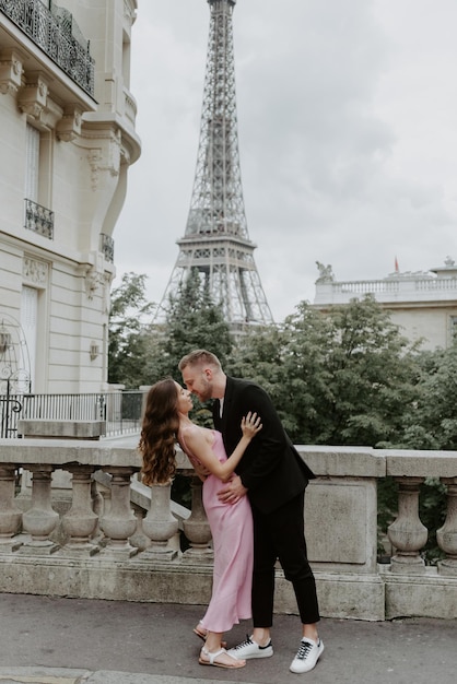 Joven pareja romántica pasando sus vacaciones en París Francia Pareja de novios posando cerca de la Torre Eiffel