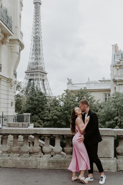 Joven pareja romántica pasando sus vacaciones en París Francia Pareja de novios posando cerca de la Torre Eiffel