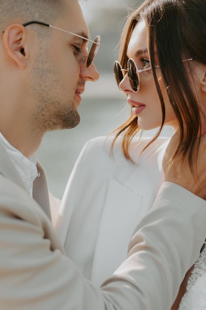 Joven pareja romántica de pie frente a la Torre Eiffel