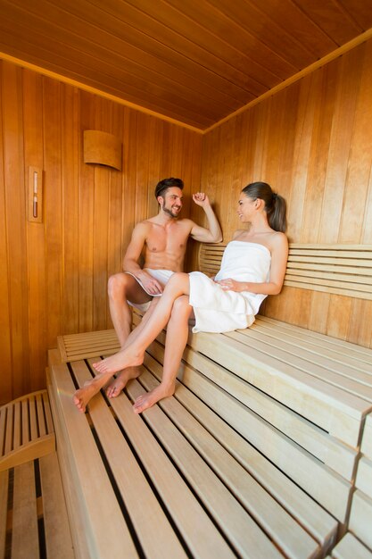 Joven pareja en la sauna