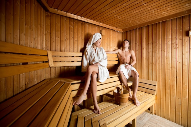 Joven pareja en la sauna