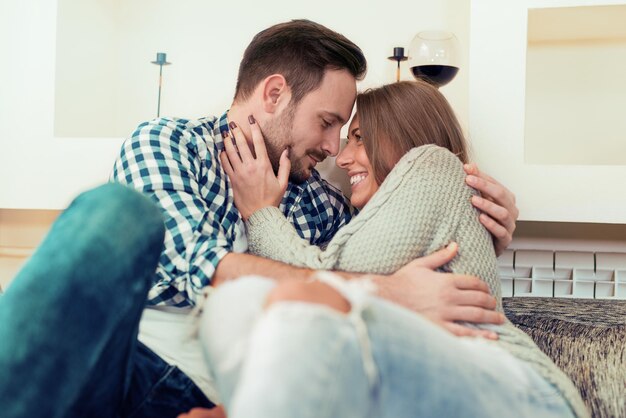 Joven pareja en el sofá en el amor