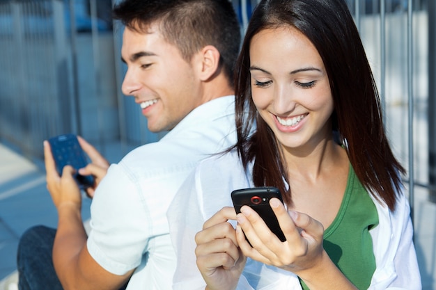 Joven pareja con teléfono inteligente