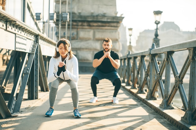 Joven pareja tiene entrenamiento en ambiente urbano