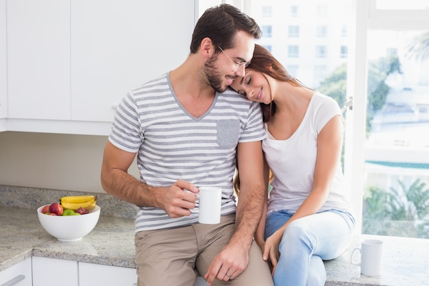 Joven pareja tomando un café juntos