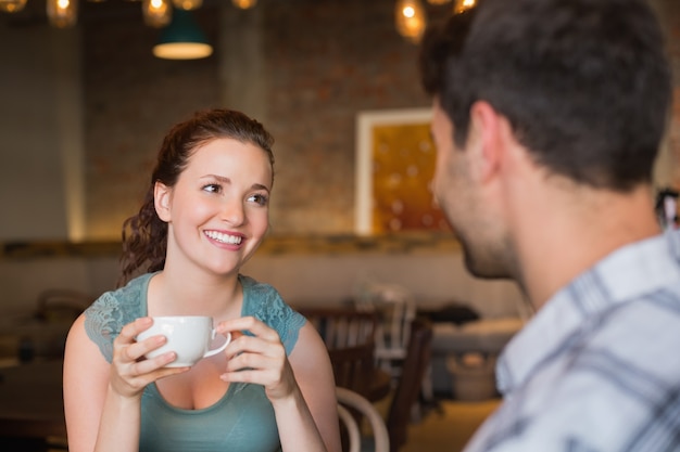 Joven pareja tomando un café juntos