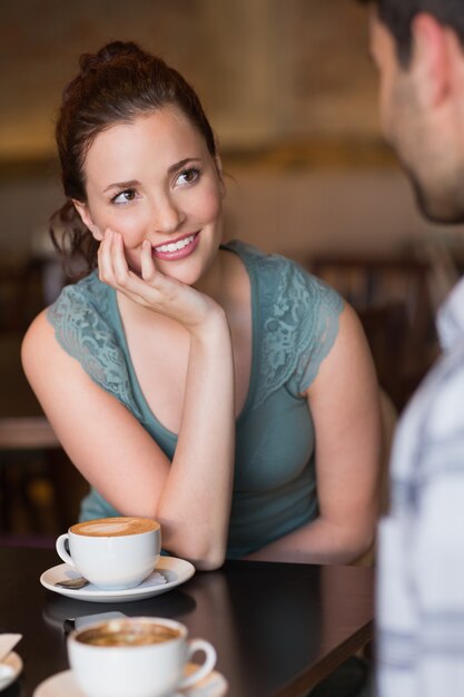 Joven pareja tomando un café juntos