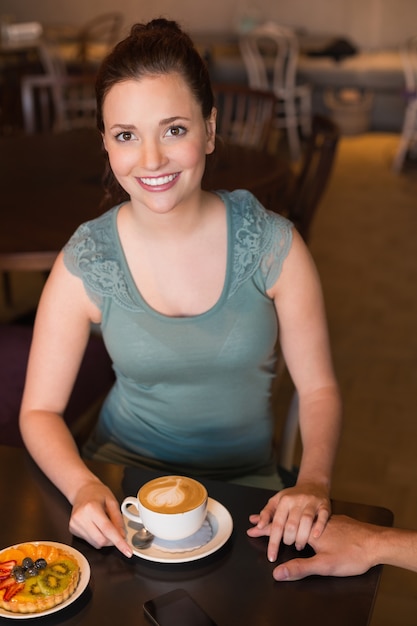 Joven pareja tomando un café juntos