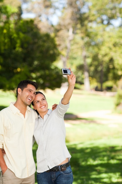 Joven pareja tomando una foto de themselve