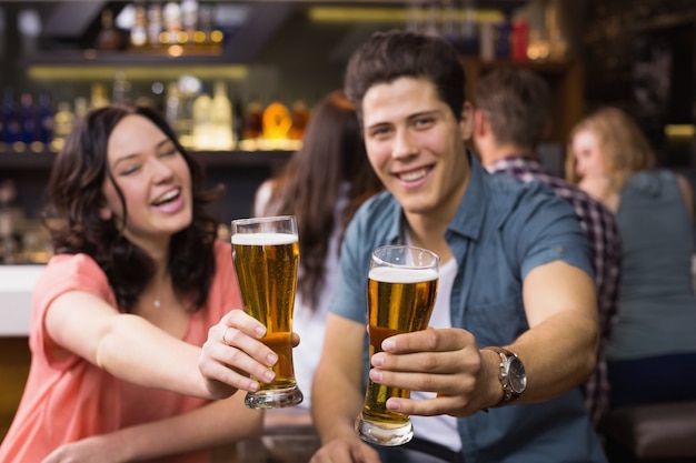 Joven pareja tomando un trago juntos