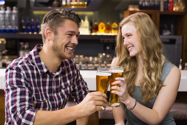 Joven pareja tomando un trago juntos