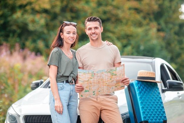 Joven pareja turista disfrutando en vacaciones de verano