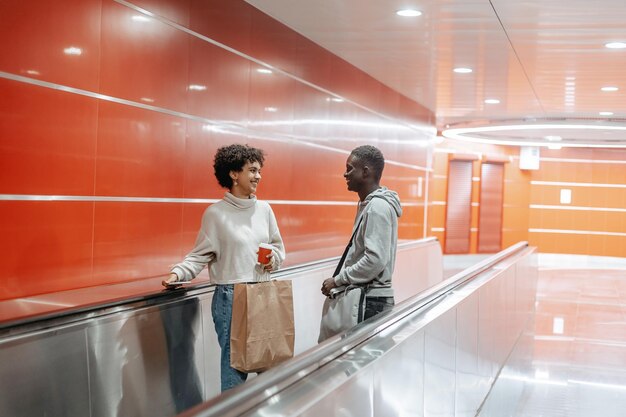 Joven pareja de turistas subiendo las escaleras del metro
