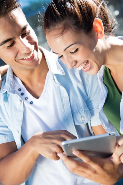 Foto joven pareja utilizando una tableta digital