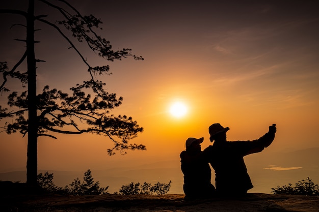 La joven pareja viajando en la alta montaña